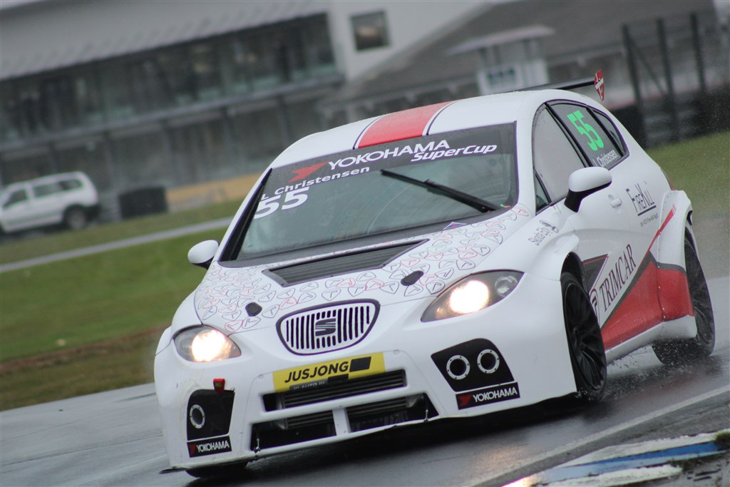 Det var første gang at Lars Christensen skulle køre på regndæk med Seat Leon raceren. Efter træningen og kvalifikationen, fik han efterhånden godt styr på det, og forbedrede omgangstiderne med 10 sekunder fra træningen til løb 1.
(Foto: JJ Media)